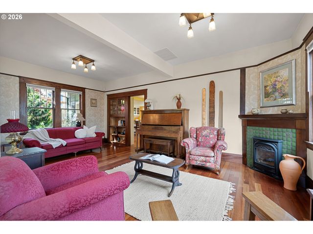 2050 FRIENDLY St, Eugene, OR 97405