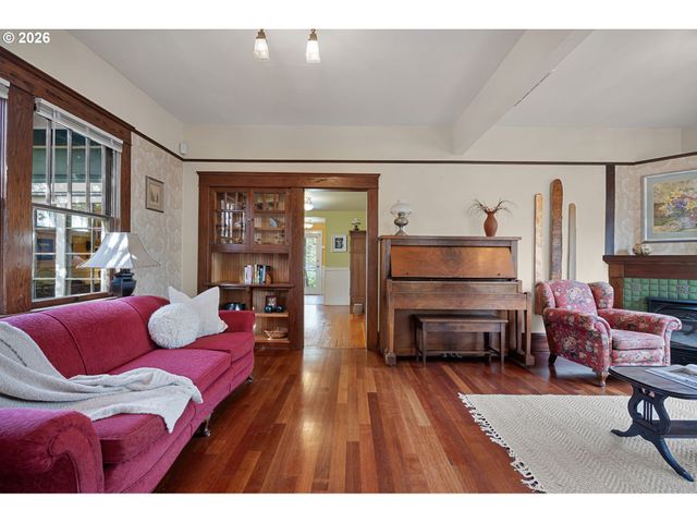 2050 FRIENDLY St, Eugene, OR 97405