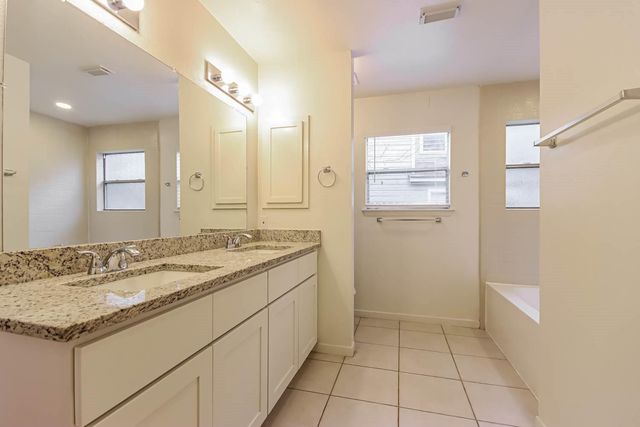 10 Shallow Pond Place, Montgomery, TX 77381