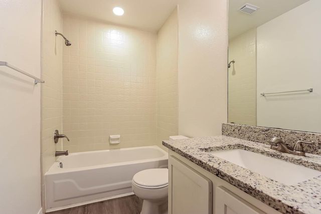 10 Shallow Pond Place, Montgomery, TX 77381