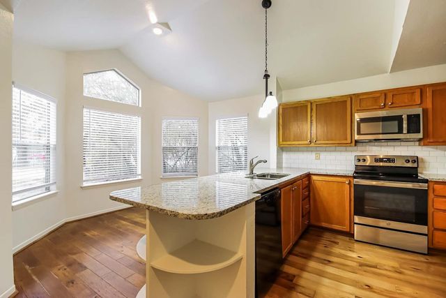 10 Shallow Pond Place, Montgomery, TX 77381