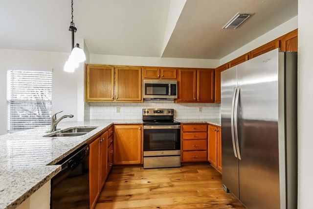 10 Shallow Pond Place, Montgomery, TX 77381