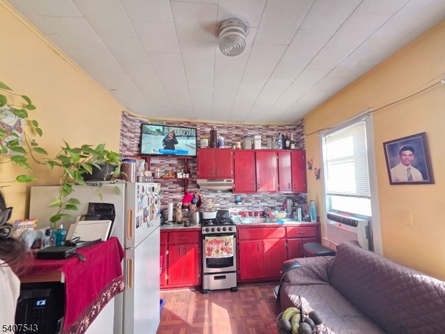 15 E Price St, Linden City, NJ 07036