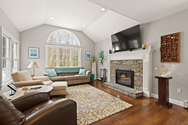 22 Flyaway Pond Dr, Easton, MA 02356