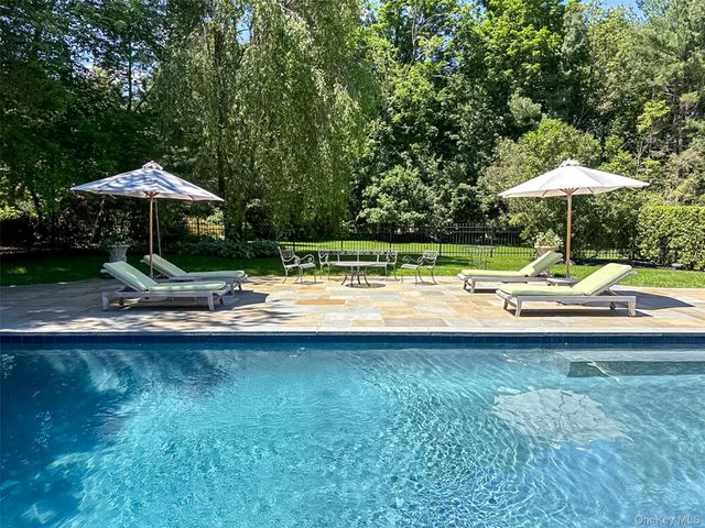30 Underhill Road, Locust Valley, NY 11560