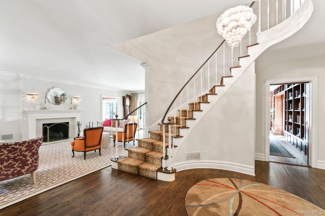 30 Underhill Road, Locust Valley, NY 11560