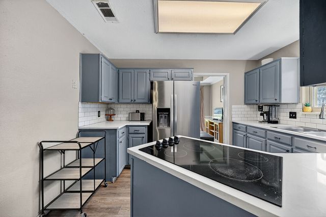 601 Hilltop Court, Kennedale, TX 76060