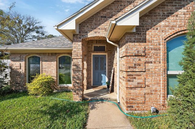 601 Hilltop Court, Kennedale, TX 76060