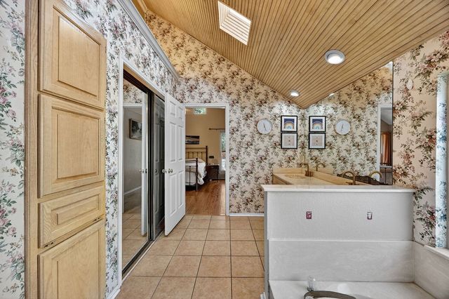 601 Hilltop Court, Kennedale, TX 76060