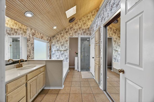 601 Hilltop Court, Kennedale, TX 76060