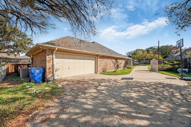 601 Hilltop Court, Kennedale, TX 76060