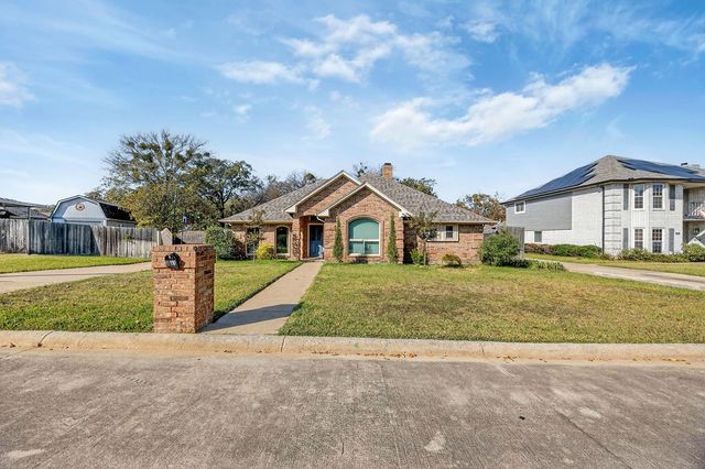 601 Hilltop Court, Kennedale, TX 76060