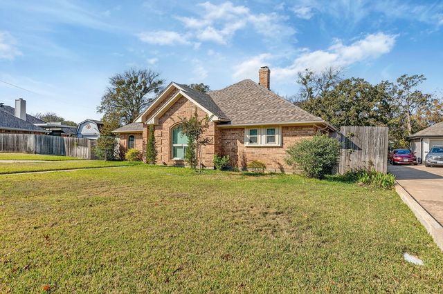 601 Hilltop Court, Kennedale, TX 76060