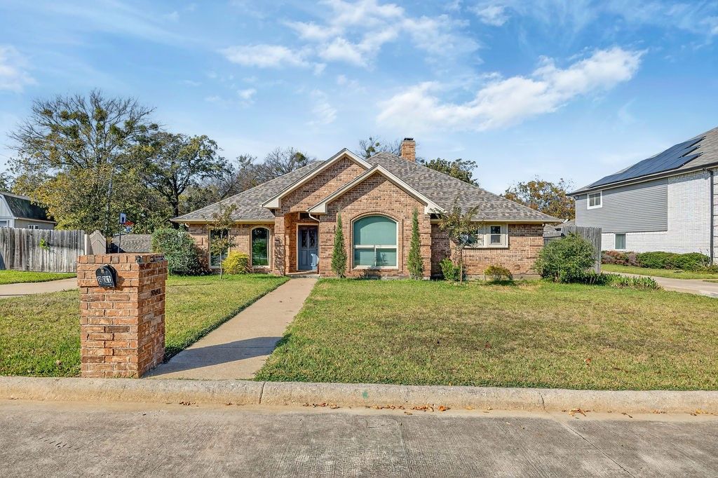 601 Hilltop Court, Kennedale, TX 76060