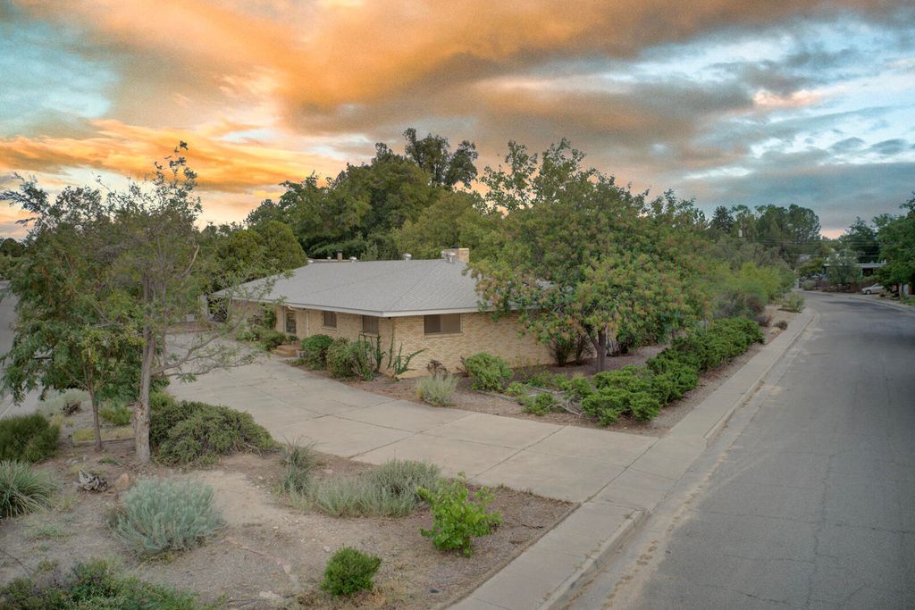3804 La Hacienda Drive NE, Albuquerque, NM 87110
