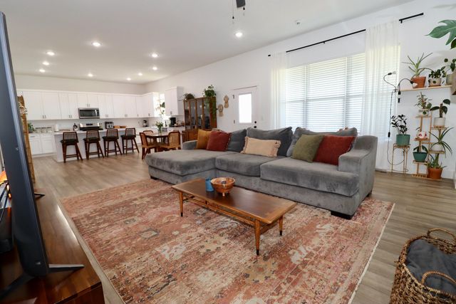 1312 S Birch Avenue, Springfield, MO 65802