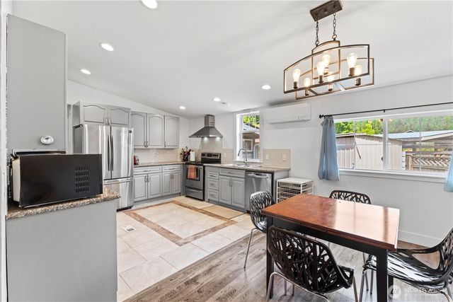 8324 Golden Valley Blvd, Maple Falls, WA 98266