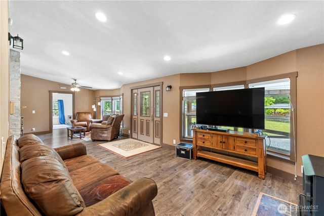 8324 Golden Valley Blvd, Maple Falls, WA 98266