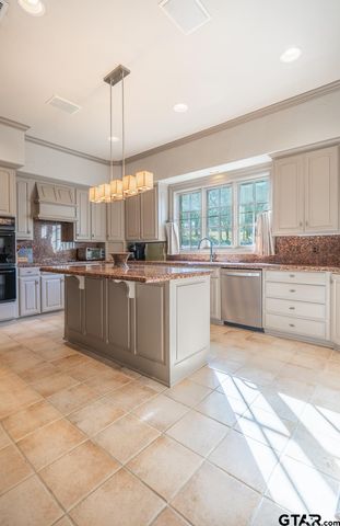 1520 Clubview Dr, Tyler, TX 75701