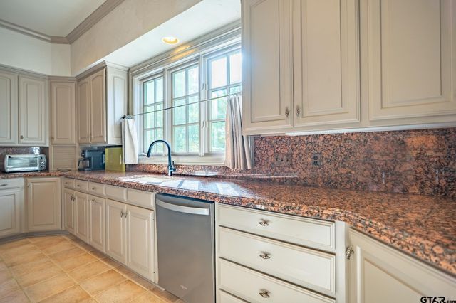 1520 Clubview Dr, Tyler, TX 75701