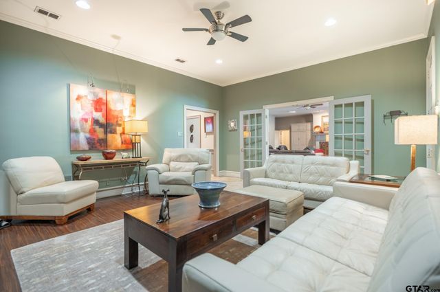 1520 Clubview Dr, Tyler, TX 75701