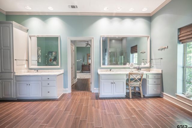 1520 Clubview Dr, Tyler, TX 75701