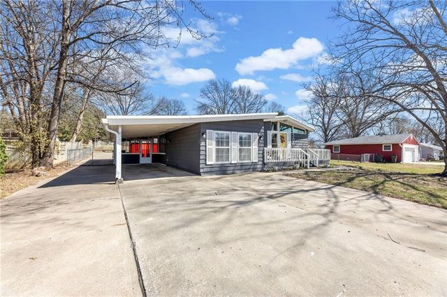 503 1st Street, Lansing, KS 66043