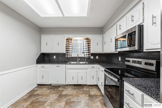 7805 Potter Plaza, Omaha, NE 68122