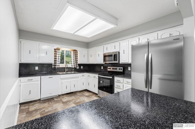 7805 Potter Plaza, Omaha, NE 68122