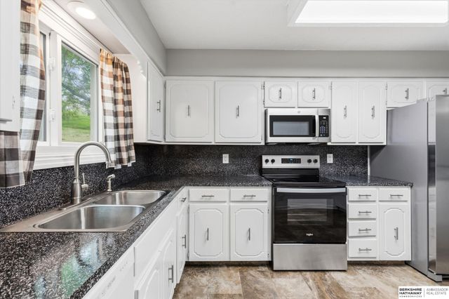 7805 Potter Plaza, Omaha, NE 68122