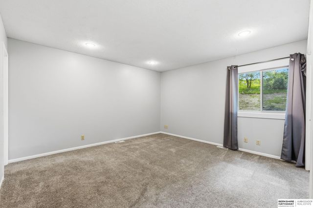 7805 Potter Plaza, Omaha, NE 68122