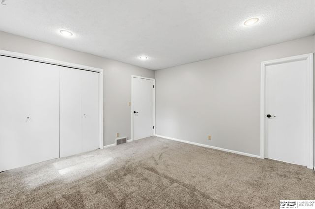 7805 Potter Plaza, Omaha, NE 68122