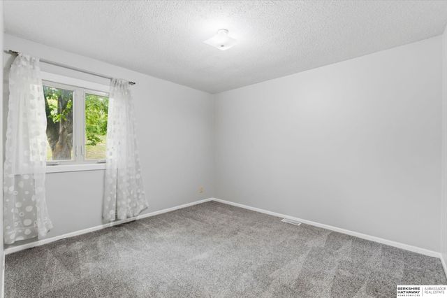 7805 Potter Plaza, Omaha, NE 68122