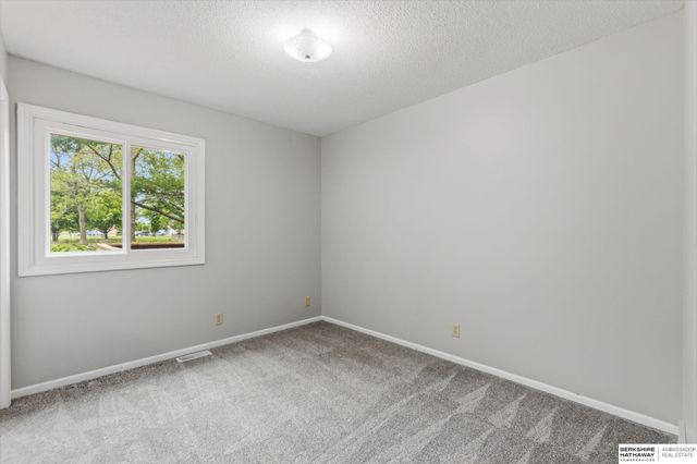 7805 Potter Plaza, Omaha, NE 68122