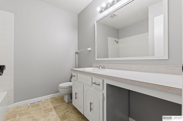 7805 Potter Plaza, Omaha, NE 68122