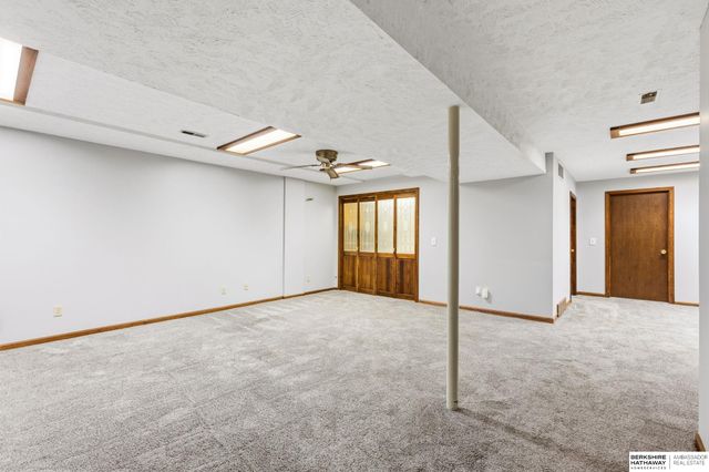 7805 Potter Plaza, Omaha, NE 68122