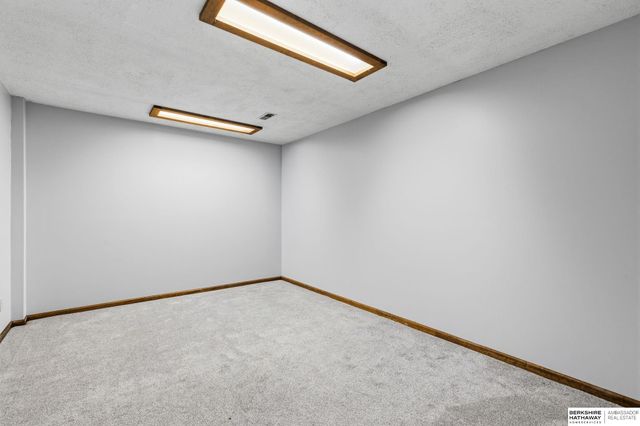 7805 Potter Plaza, Omaha, NE 68122