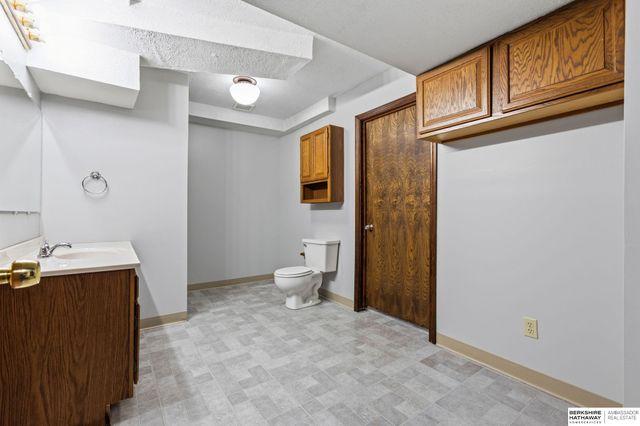 7805 Potter Plaza, Omaha, NE 68122