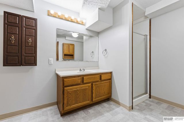 7805 Potter Plaza, Omaha, NE 68122