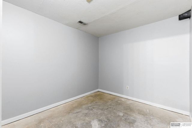 7805 Potter Plaza, Omaha, NE 68122