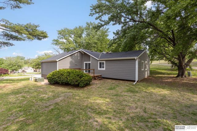 7805 Potter Plaza, Omaha, NE 68122