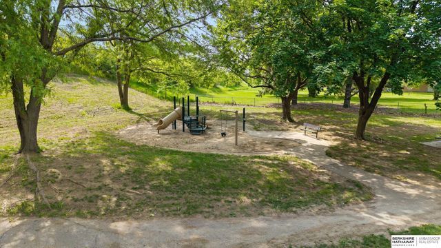 7805 Potter Plaza, Omaha, NE 68122