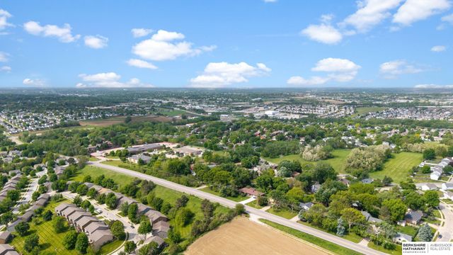 7805 Potter Plaza, Omaha, NE 68122