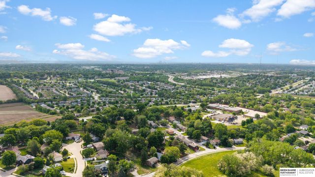 7805 Potter Plaza, Omaha, NE 68122