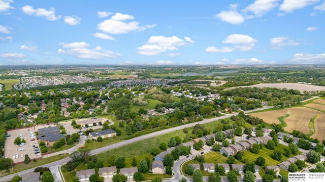 7805 Potter Plaza, Omaha, NE 68122