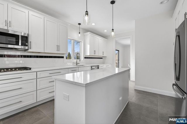 6-10 River Road, Fair Lawn, NJ 07410