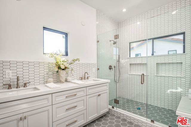 913 S Mullen Avenue, Los Angeles, CA 90019