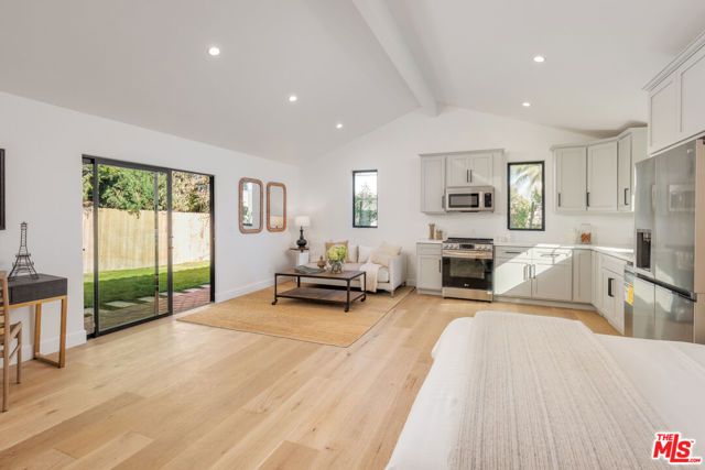 913 S Mullen Avenue, Los Angeles, CA 90019