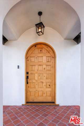 913 S Mullen Avenue, Los Angeles, CA 90019