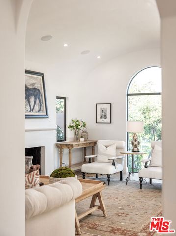 913 S Mullen Avenue, Los Angeles, CA 90019